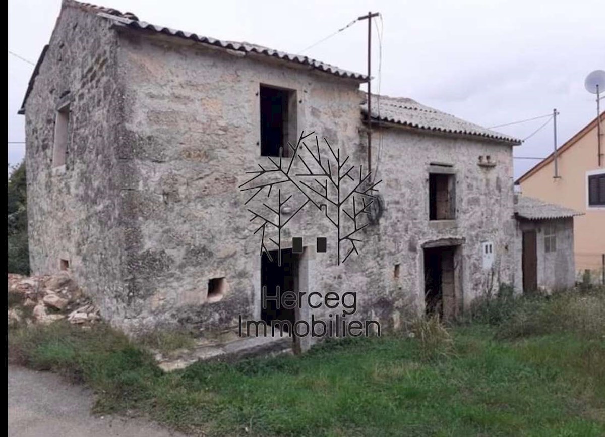 MOTOVUN - casa in pietra con terreno (necessaria ristrutturazione)