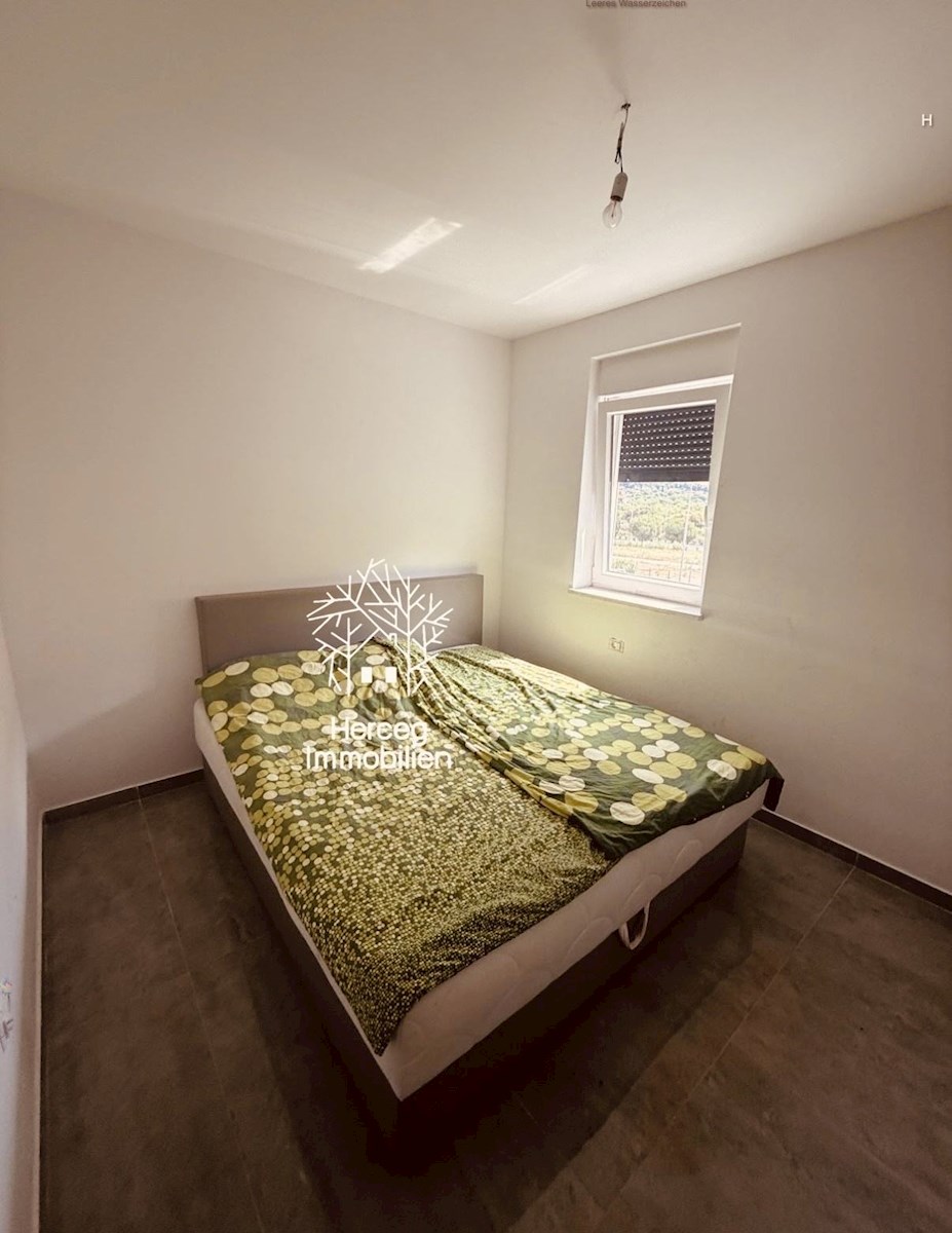 POLA: Appartamento con Due Camere da Letto