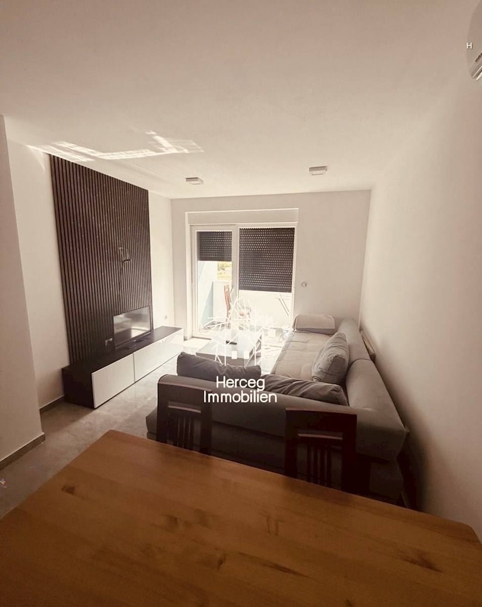 POLA: Appartamento con Due Camere da Letto