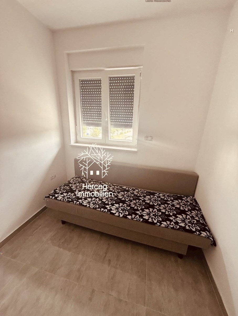 POLA: Appartamento con Due Camere da Letto