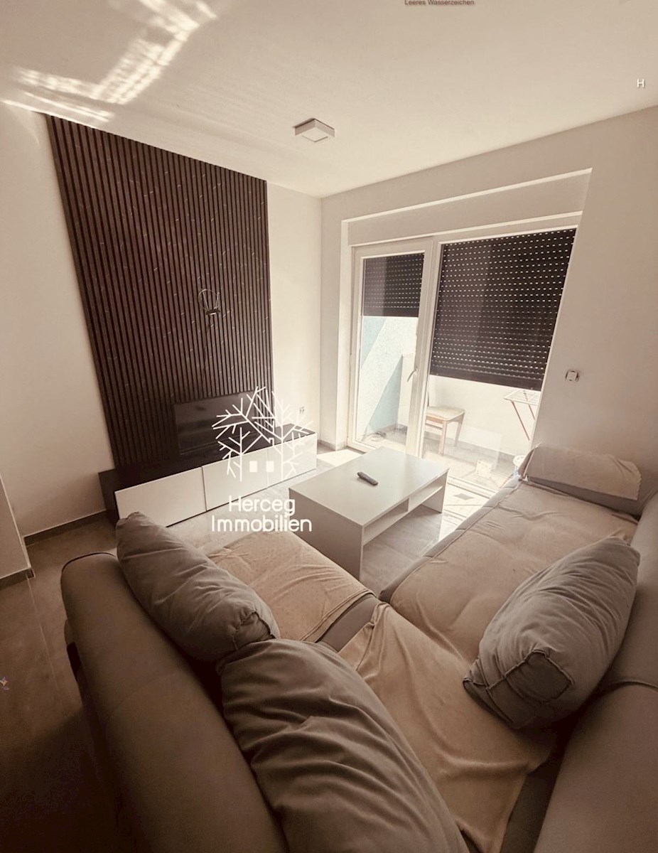 POLA: Appartamento con Due Camere da Letto