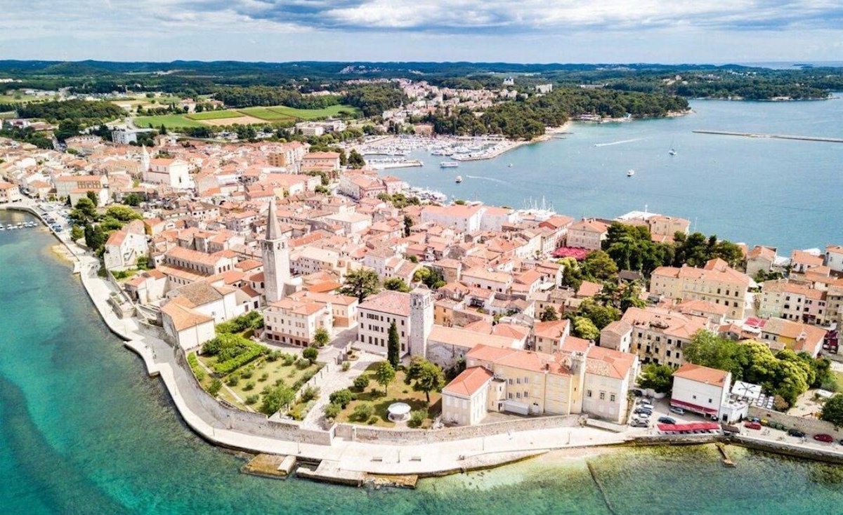 POREČ – Terreni edificabili vicino al mare