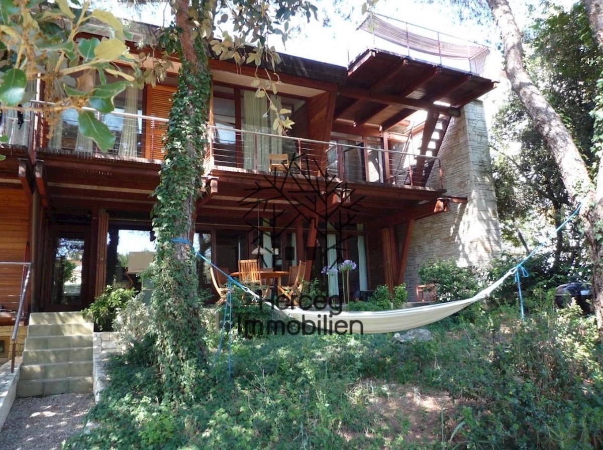 ROVINJ – Villa circondata da foresta, 150m dal mare