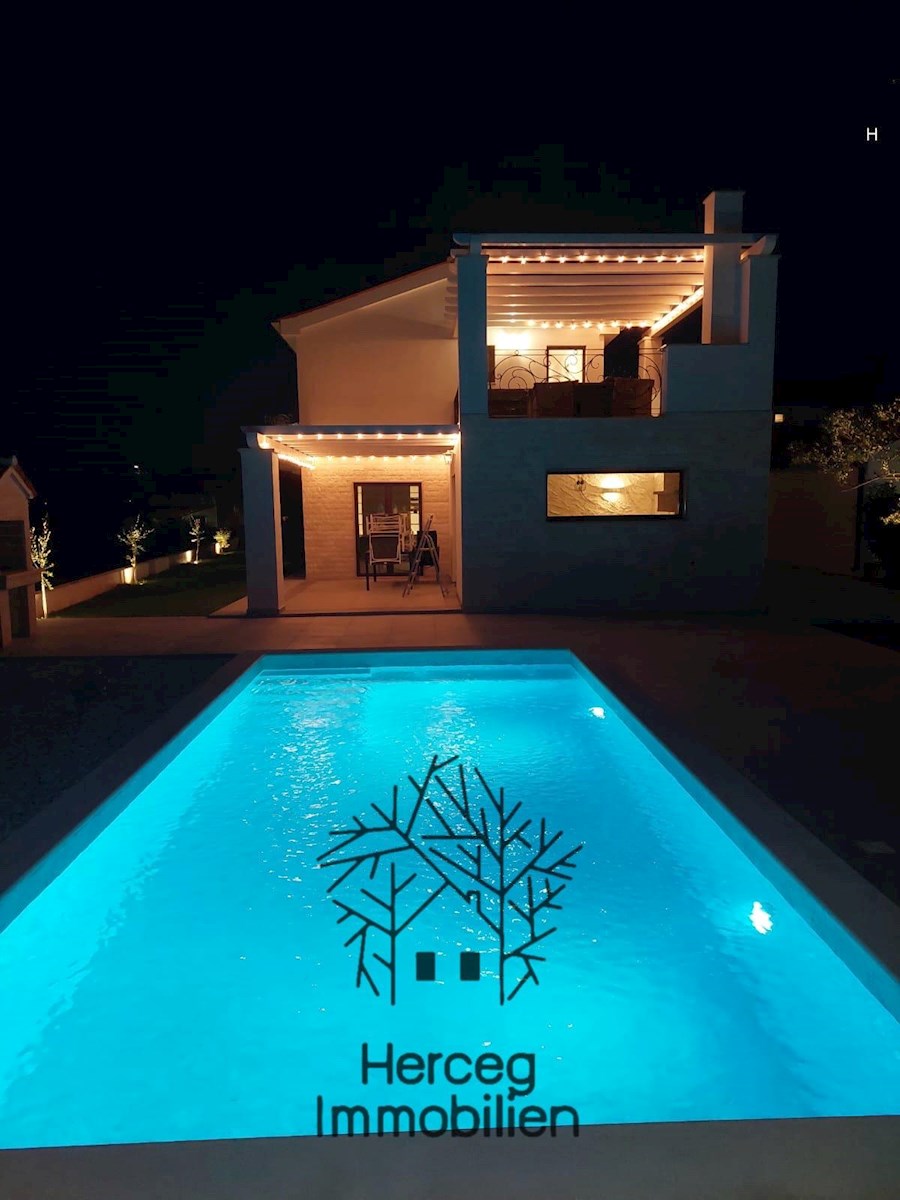 BARBAN - Casa familiare con piscina