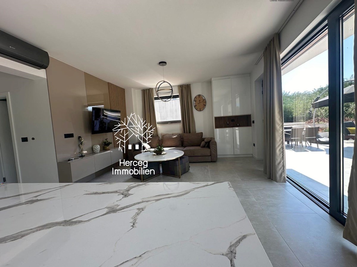 PAZIN: Villa con piscina