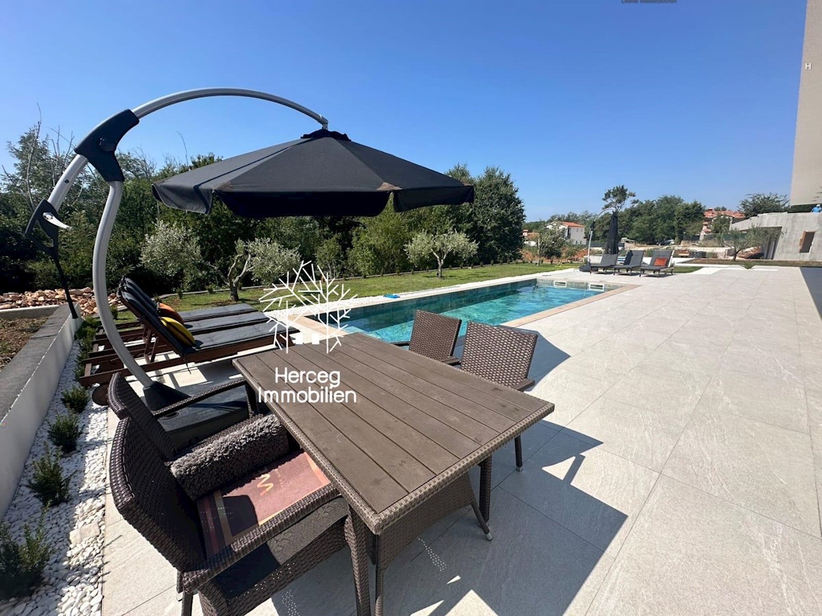 PAZIN: Villa con piscina