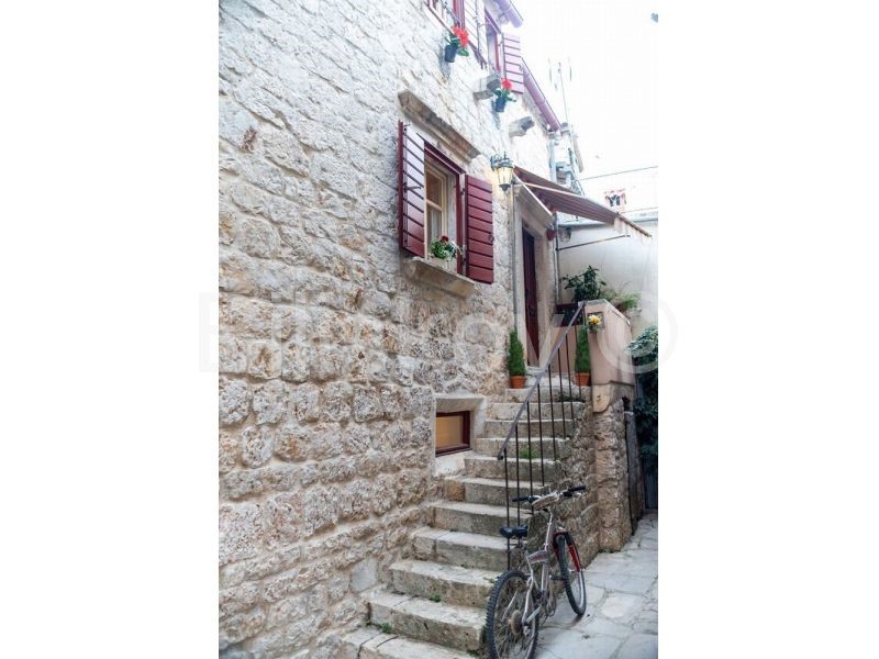 Stari Grad, casa in serie