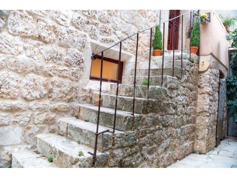 Stari Grad, casa in serie