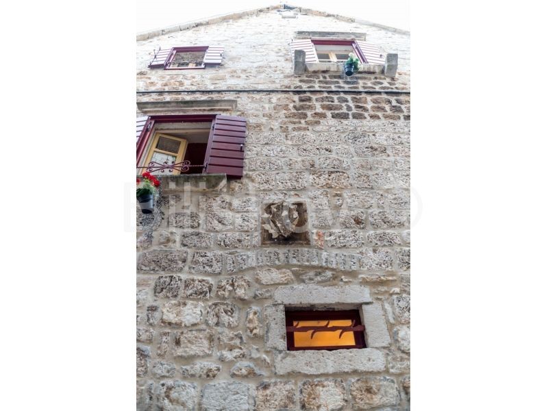 Stari Grad, casa in serie