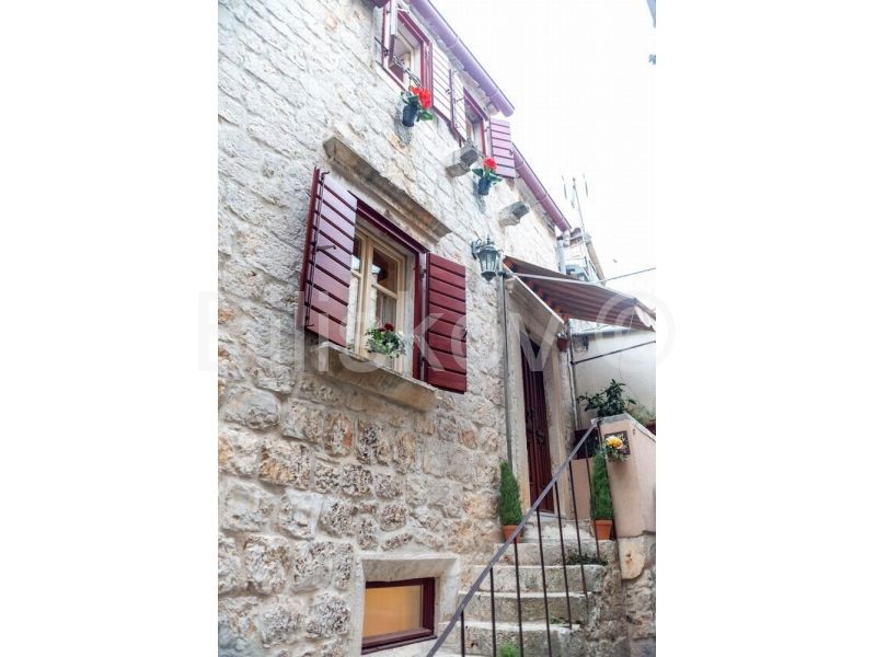 Stari Grad, casa in serie