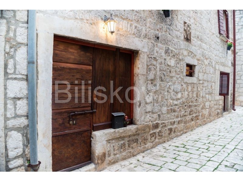 Stari Grad, casa in serie