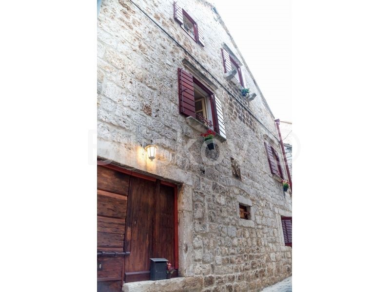 Stari Grad, casa in serie