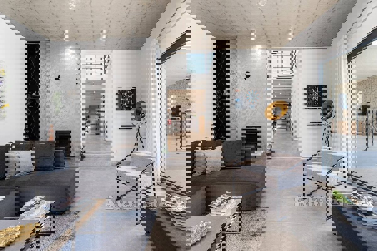 Esclusiva villa con piscina e ampio giardino