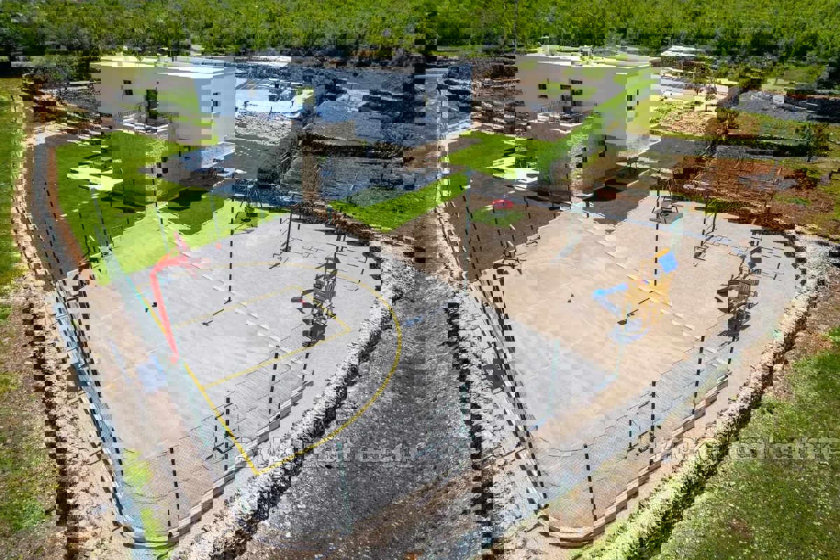 Esclusiva villa con piscina e ampio giardino