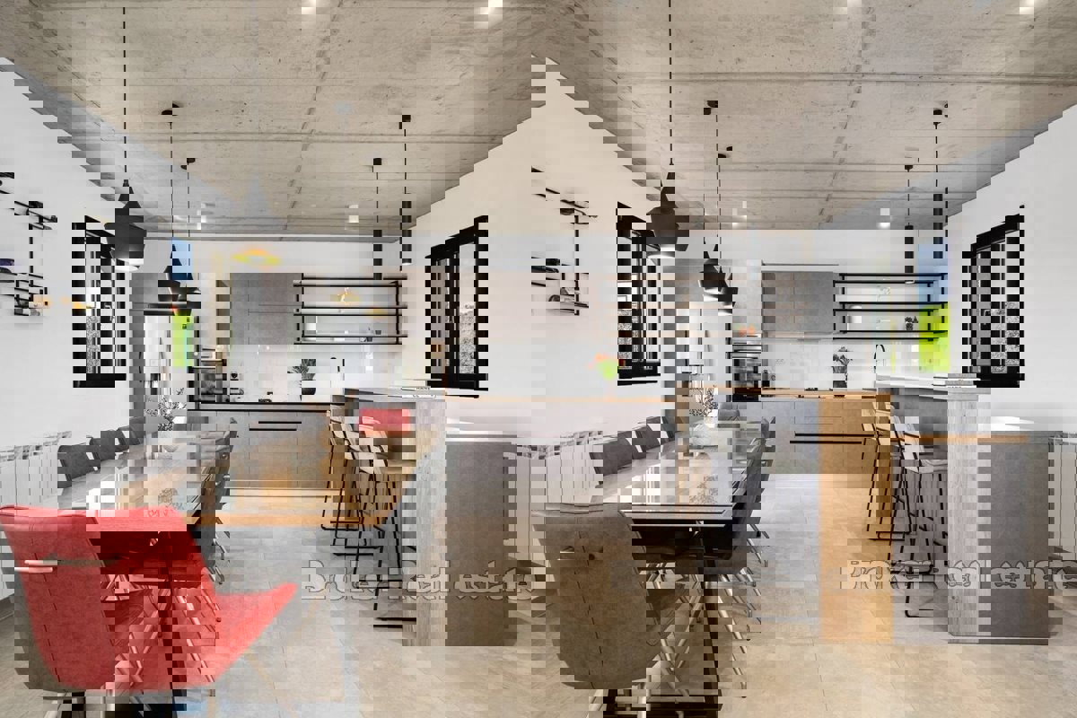 Esclusiva villa con piscina e ampio giardino