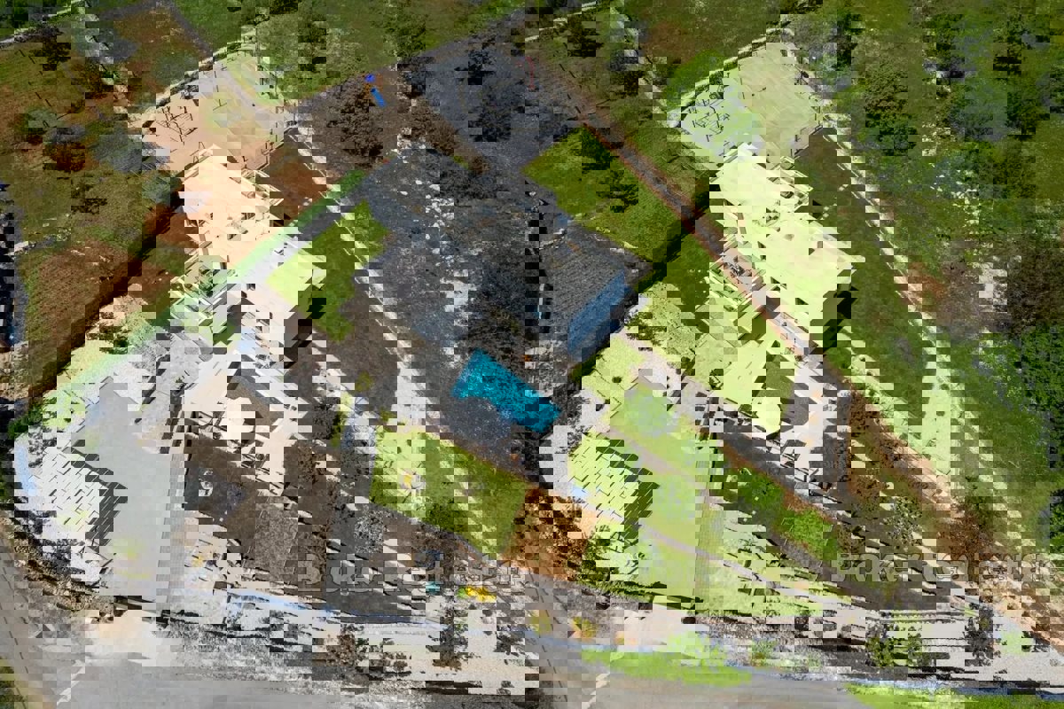 Esclusiva villa con piscina e ampio giardino