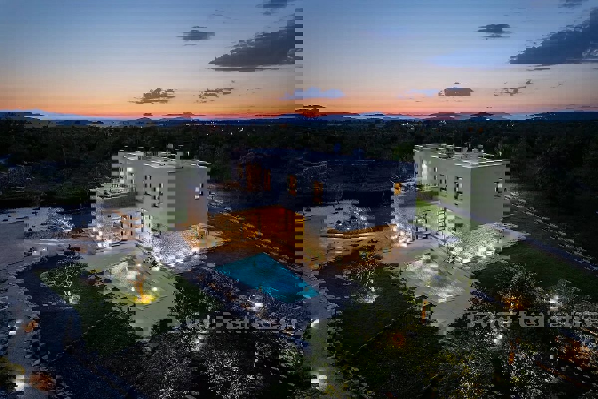 Esclusiva villa con piscina e ampio giardino