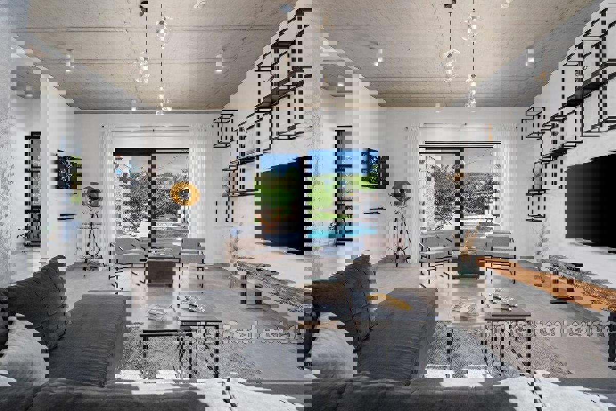 Esclusiva villa con piscina e ampio giardino