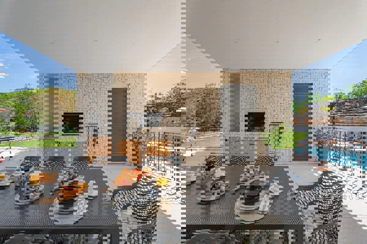 Esclusiva villa con piscina e ampio giardino