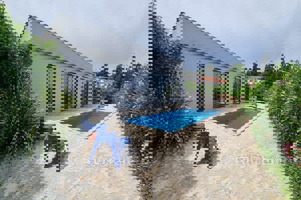 Villa con piscina in prima fila al mare