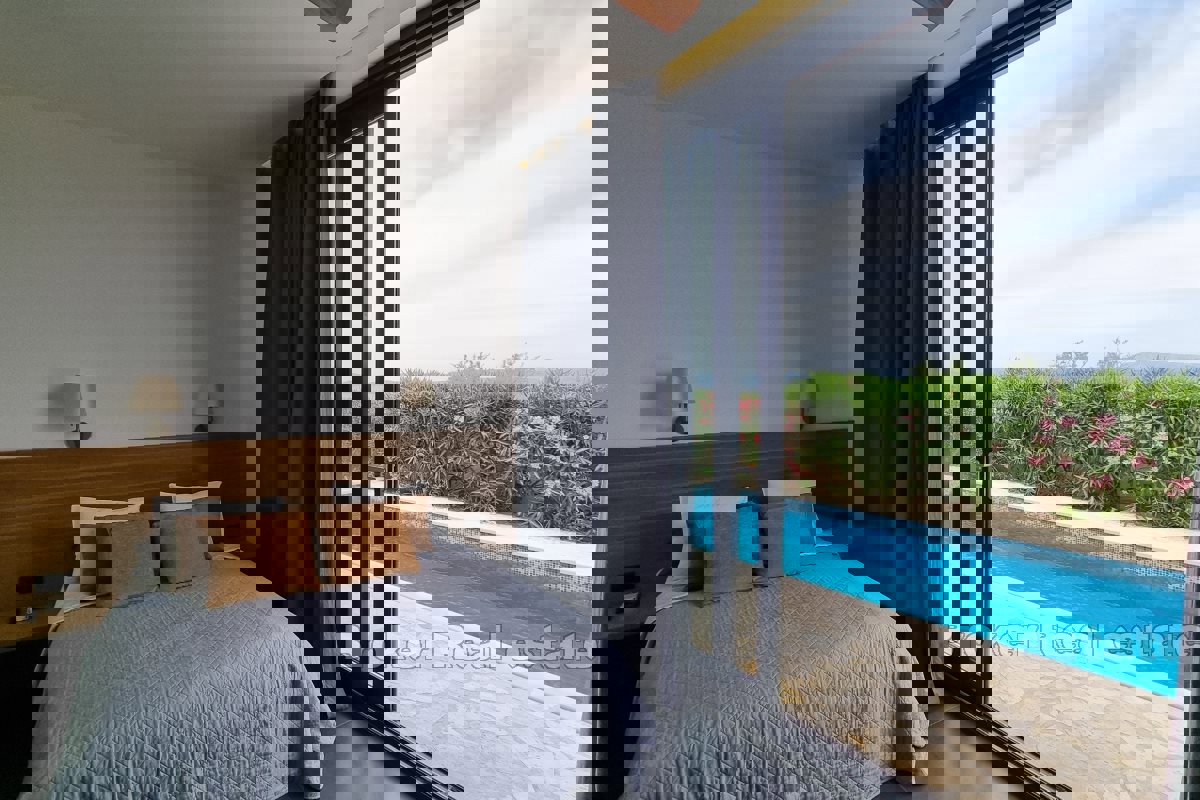 Villa con piscina in prima fila al mare