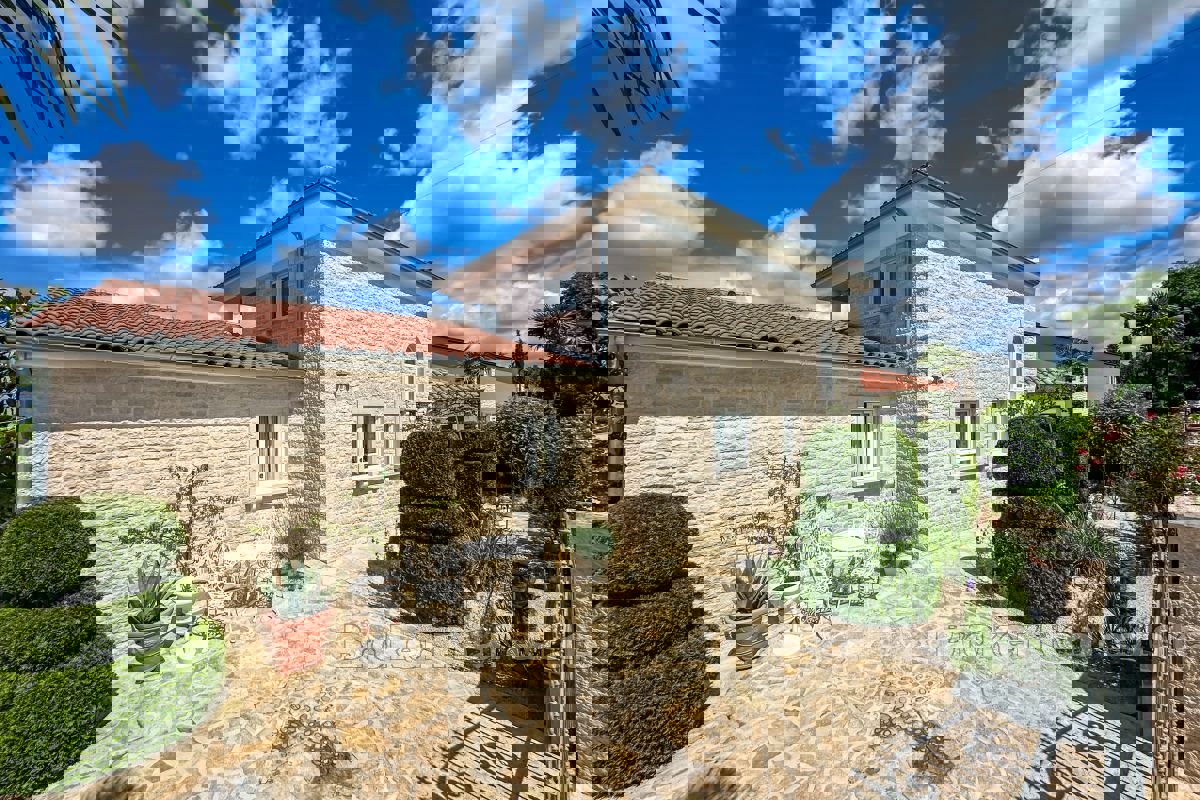 Casa in pietra con vista panoramica sul paesaggio