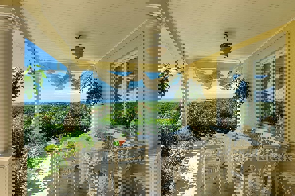 Casa in pietra con vista panoramica sul paesaggio