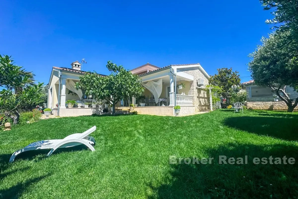 Casa in pietra con vista panoramica sul paesaggio