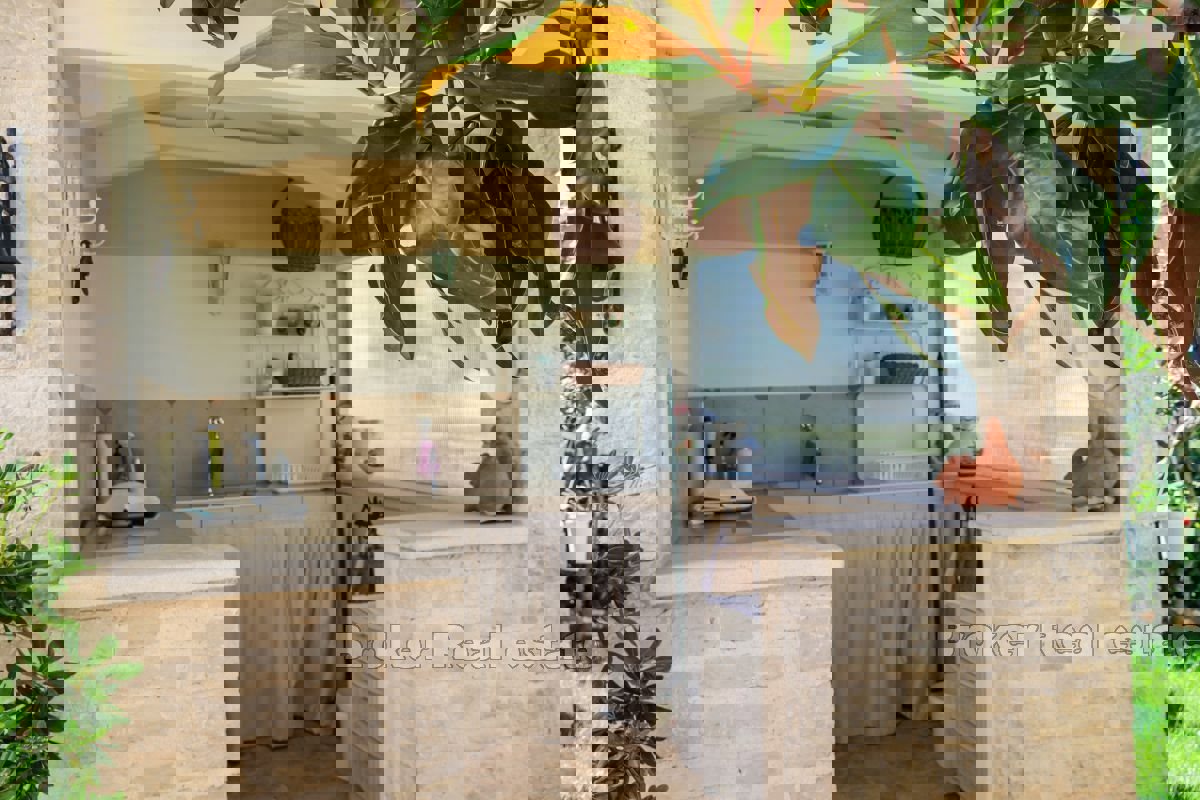 Casa in pietra con vista panoramica sul paesaggio