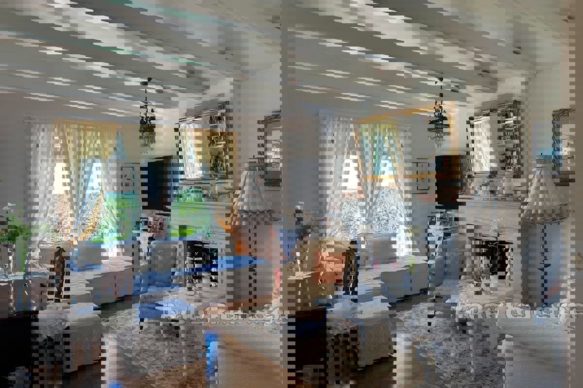 Casa in pietra con vista panoramica sul paesaggio