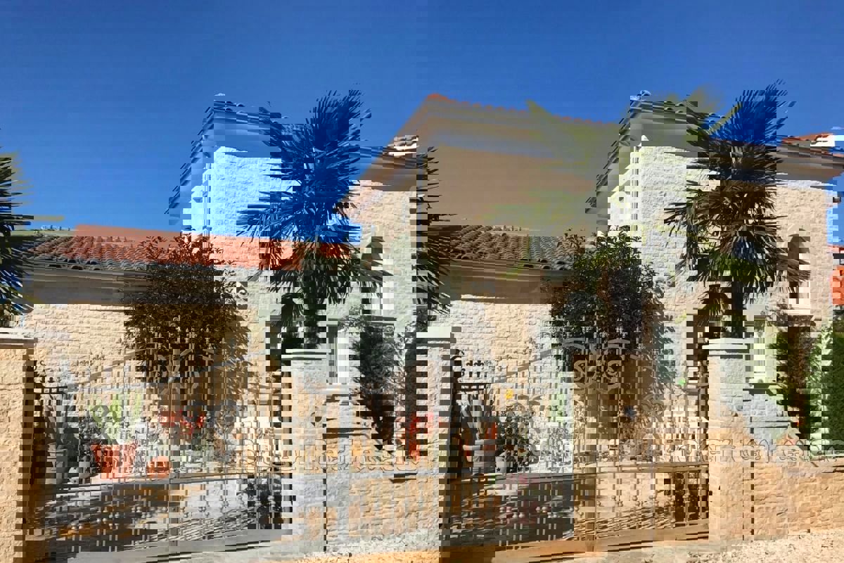 Casa in pietra con vista panoramica sul paesaggio