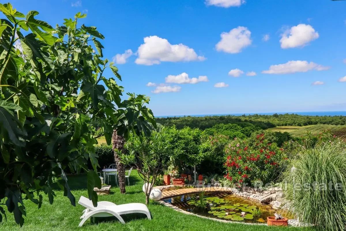 Casa in pietra con vista panoramica sul paesaggio