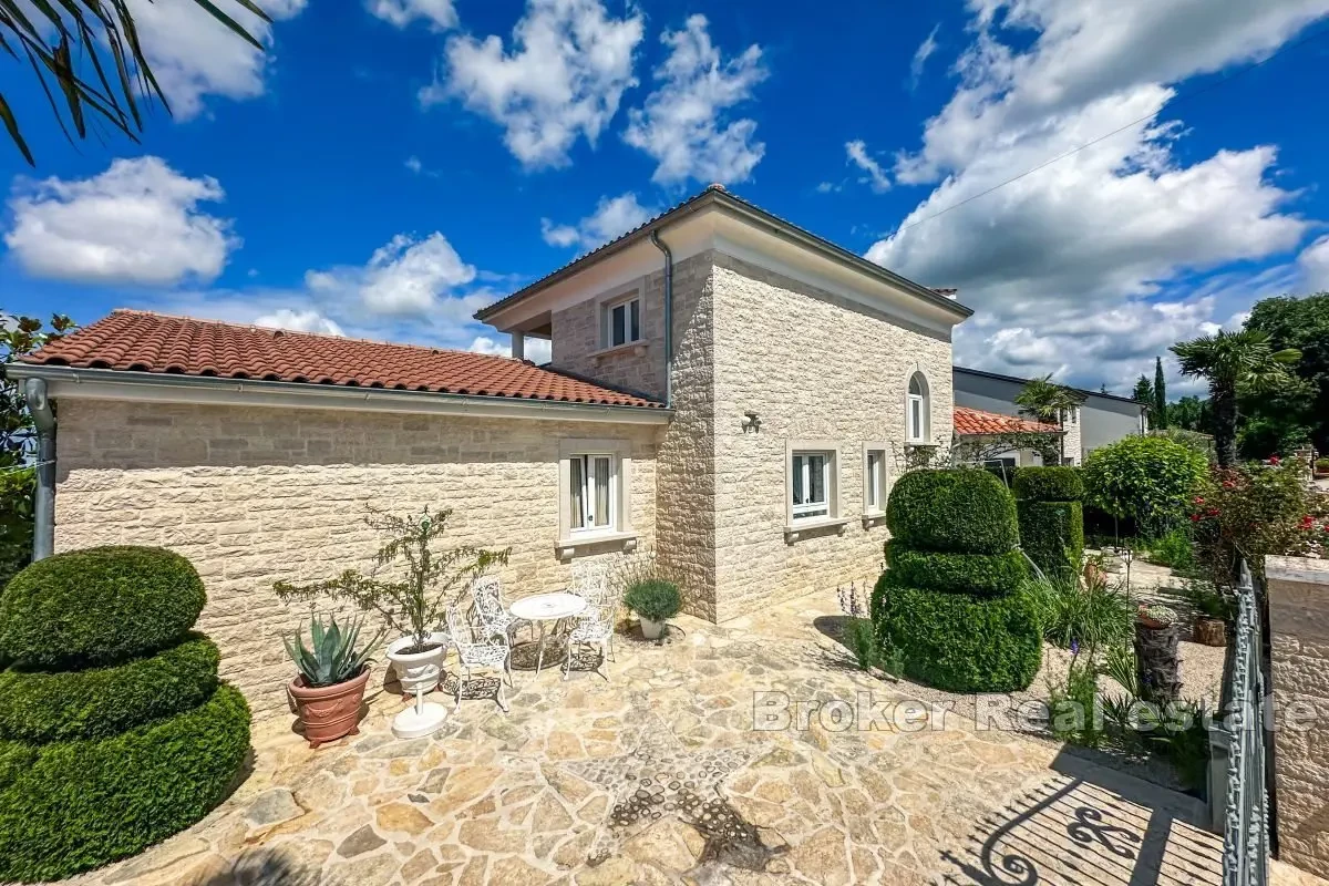 Casa in pietra con vista panoramica sul paesaggio