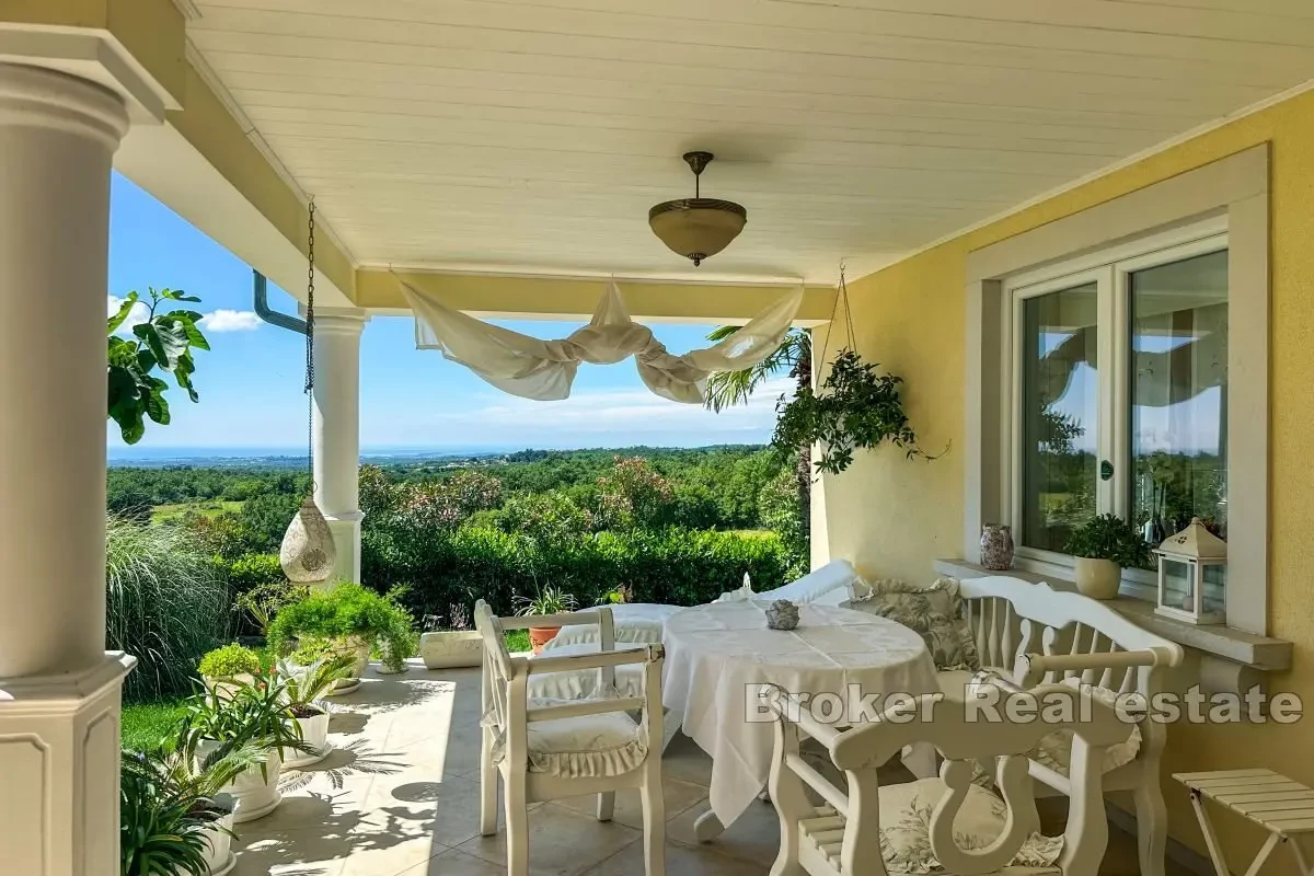 Casa in pietra con vista panoramica sul paesaggio