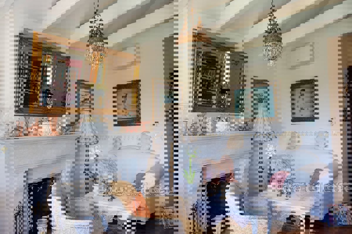 Casa in pietra con vista panoramica sul paesaggio