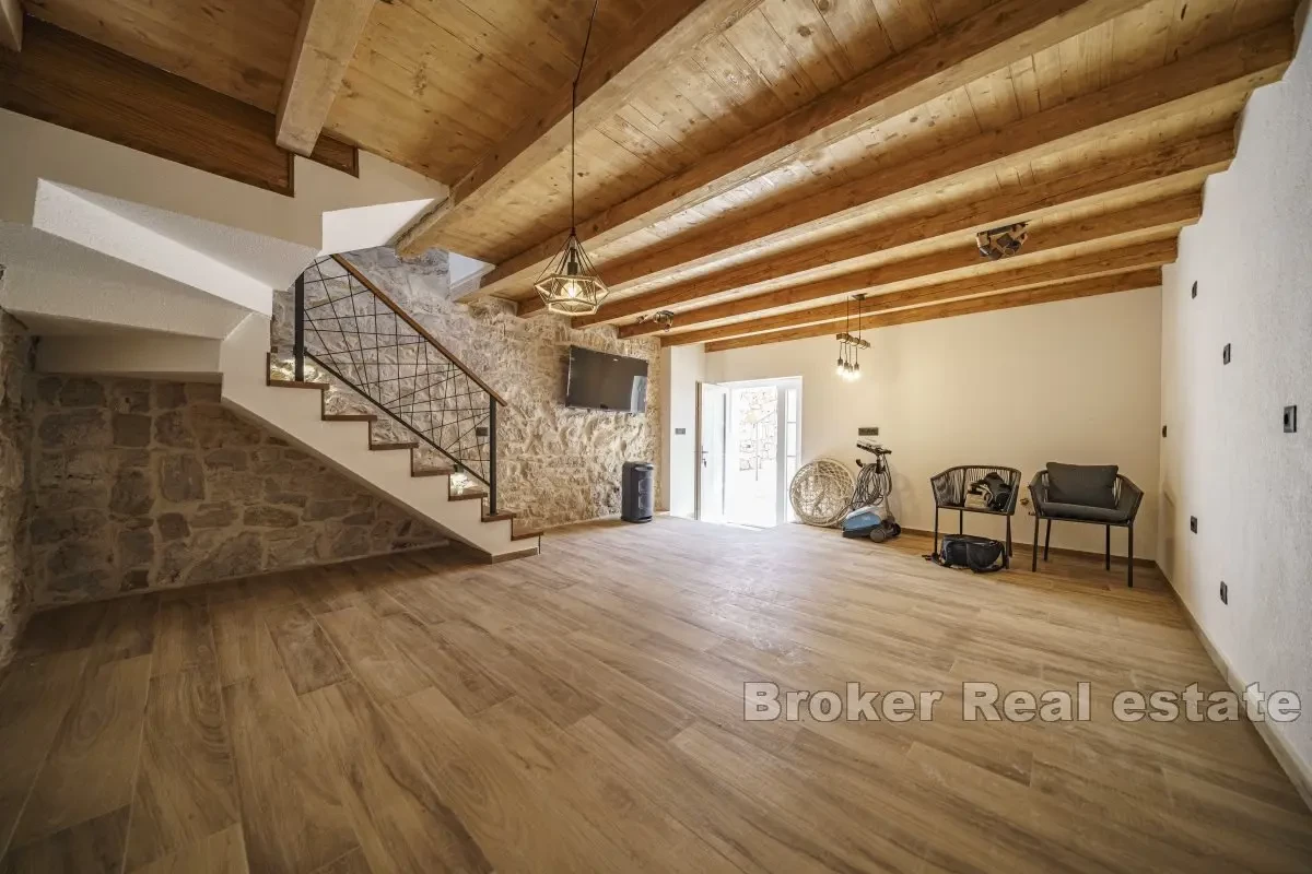 Casa ristrutturata nel centro con piscina e vista mare