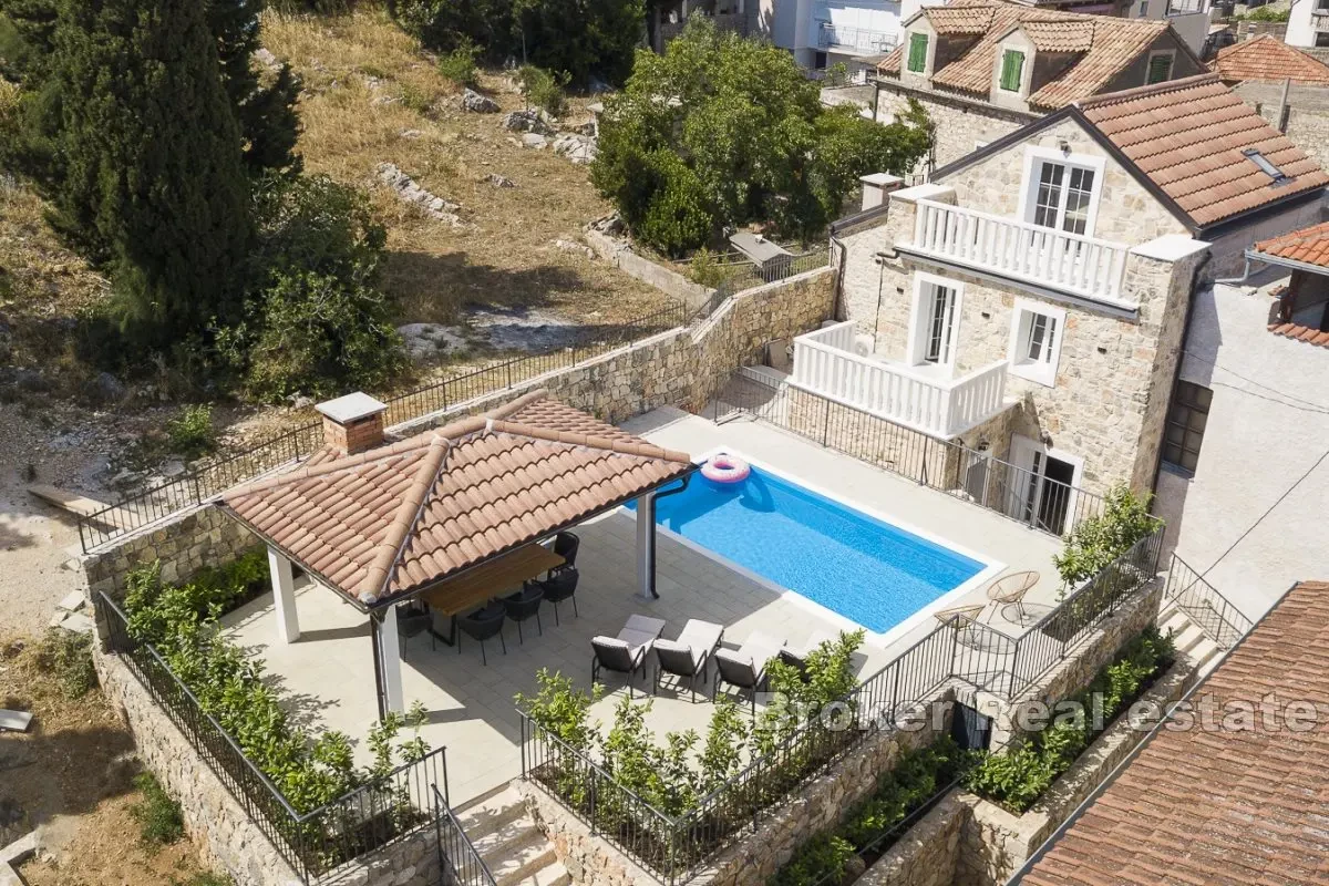 Casa ristrutturata nel centro con piscina e vista mare