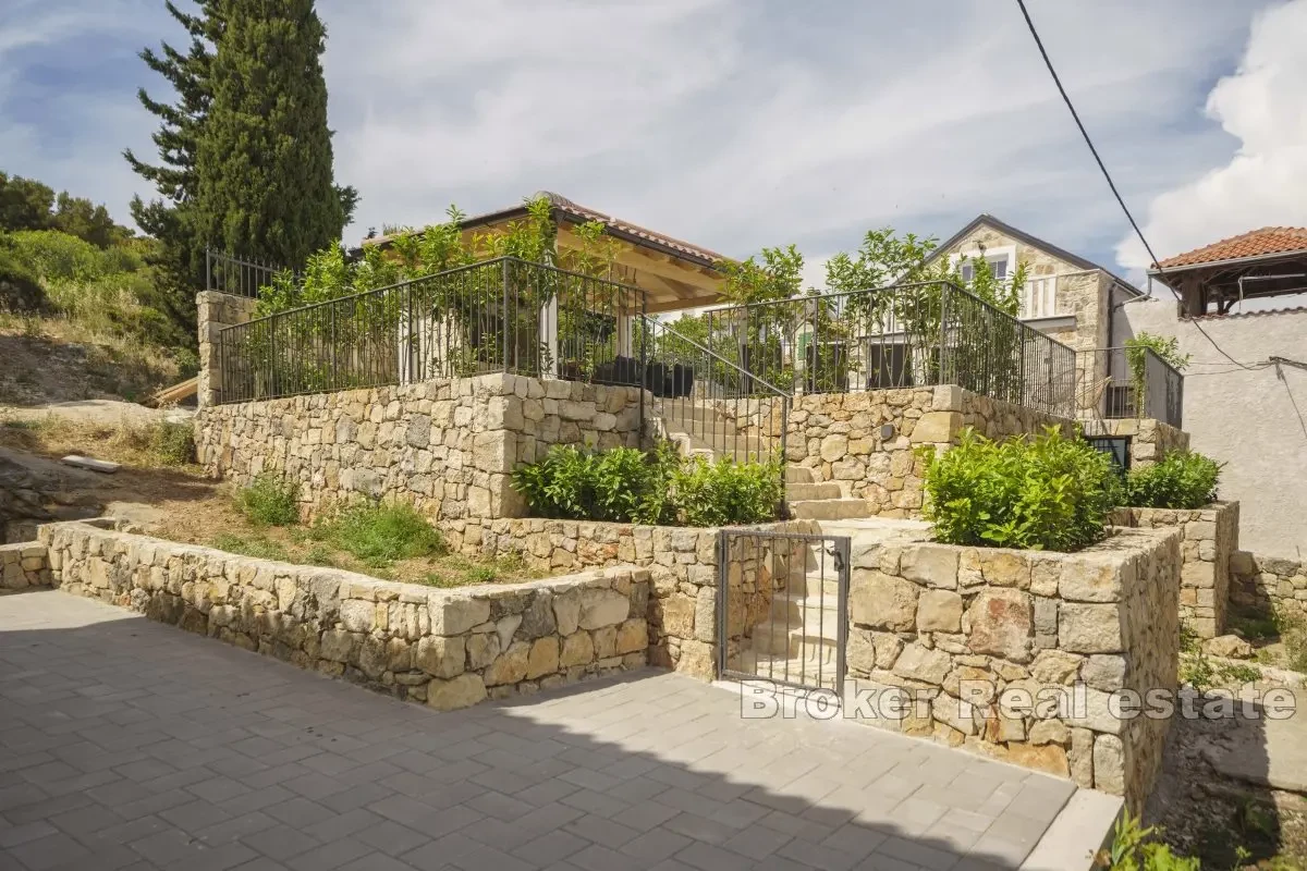 Casa ristrutturata nel centro con piscina e vista mare