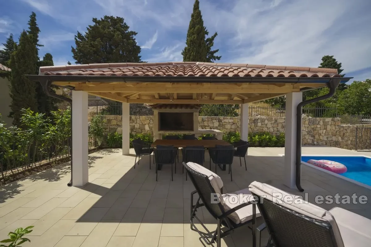 Casa ristrutturata nel centro con piscina e vista mare