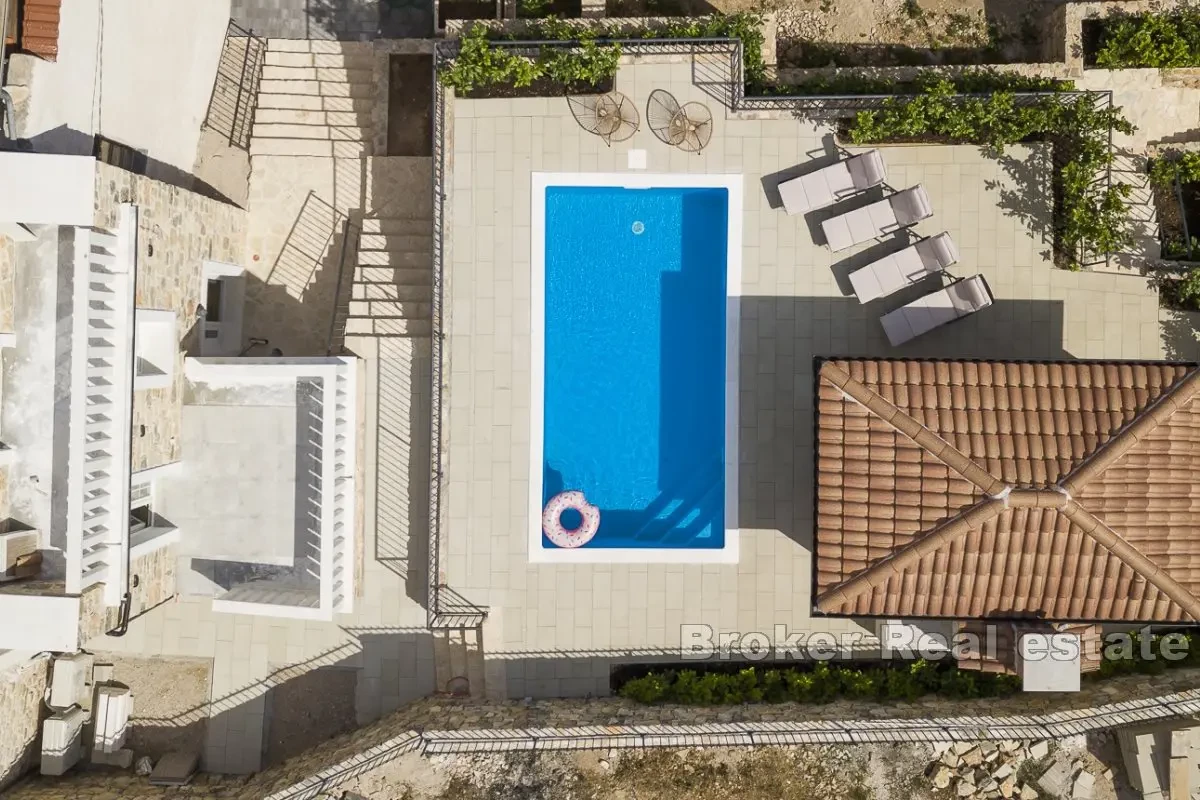 Casa ristrutturata nel centro con piscina e vista mare