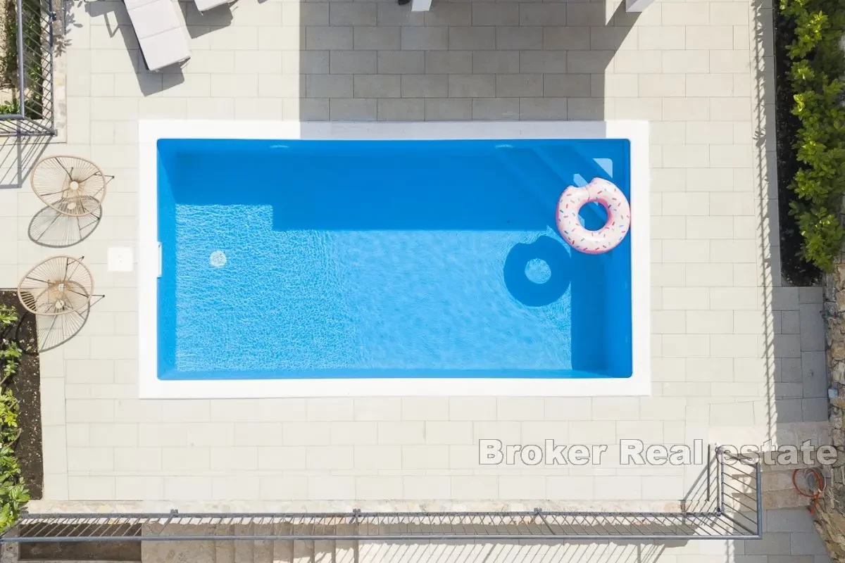 Casa ristrutturata nel centro con piscina e vista mare