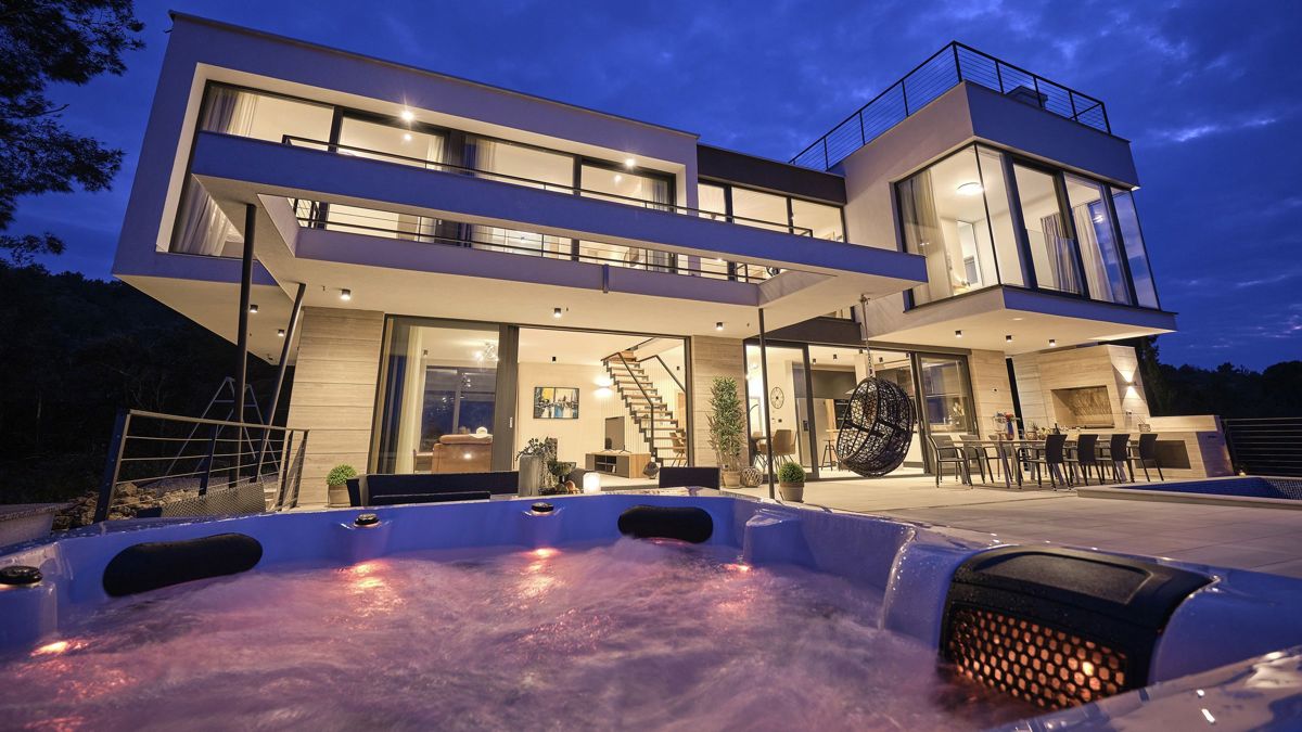 Villa moderna con piscina e vista mare