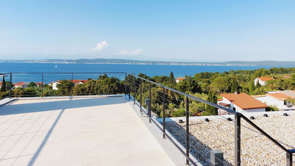 Villa moderna con piscina e vista mare