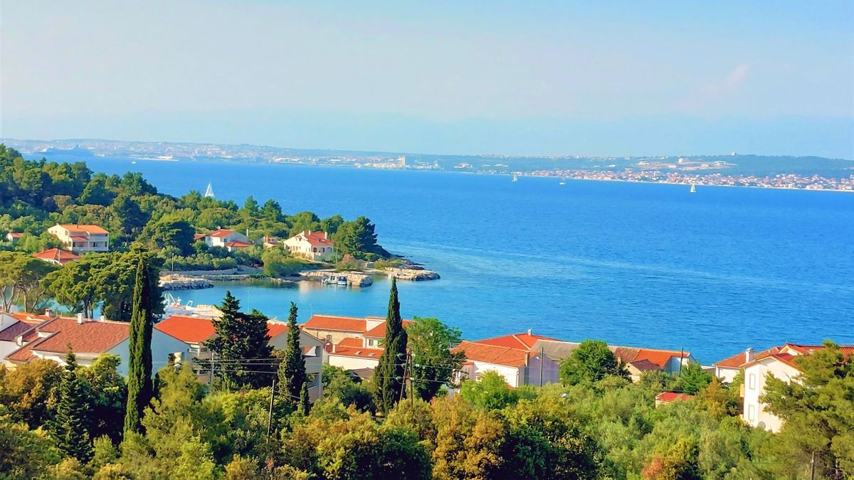 Villa moderna con piscina e vista mare