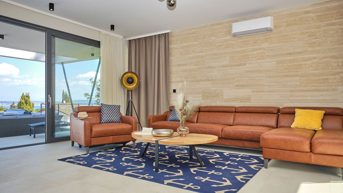 Villa moderna con piscina e vista mare