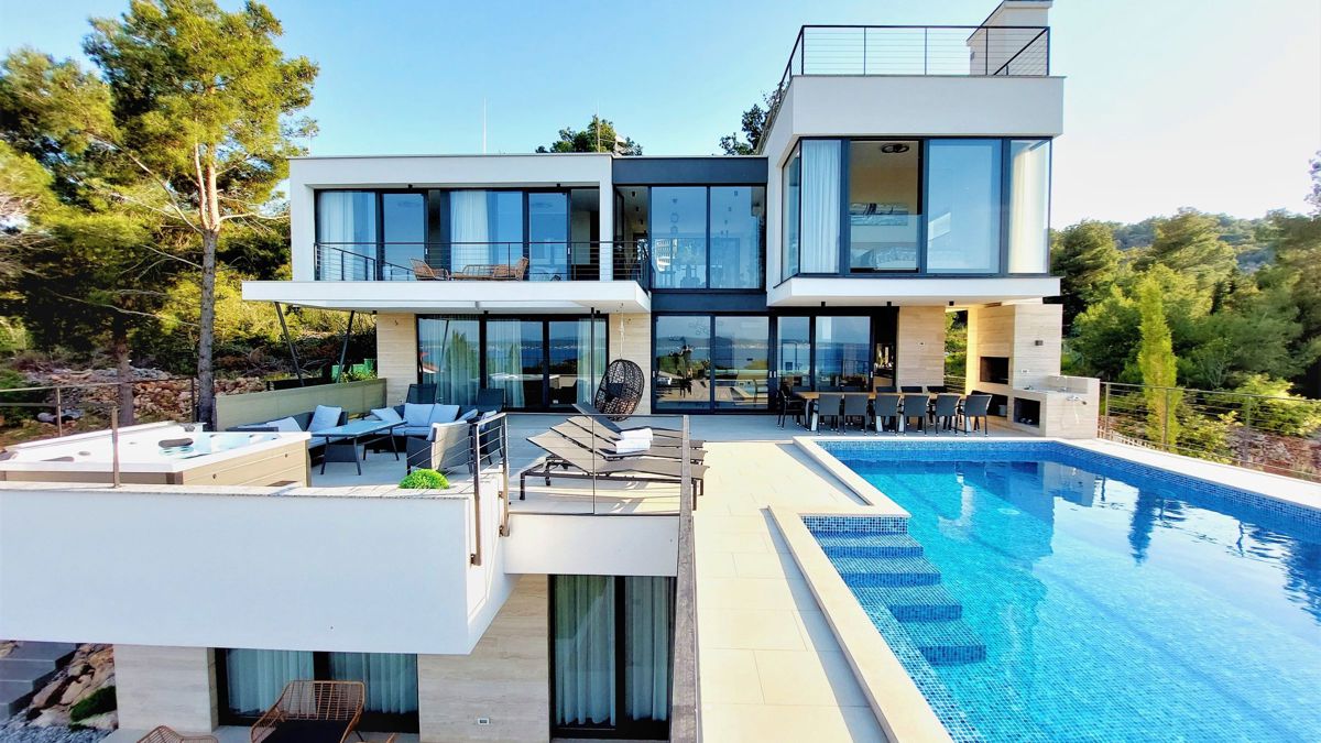 Villa moderna con piscina e vista mare