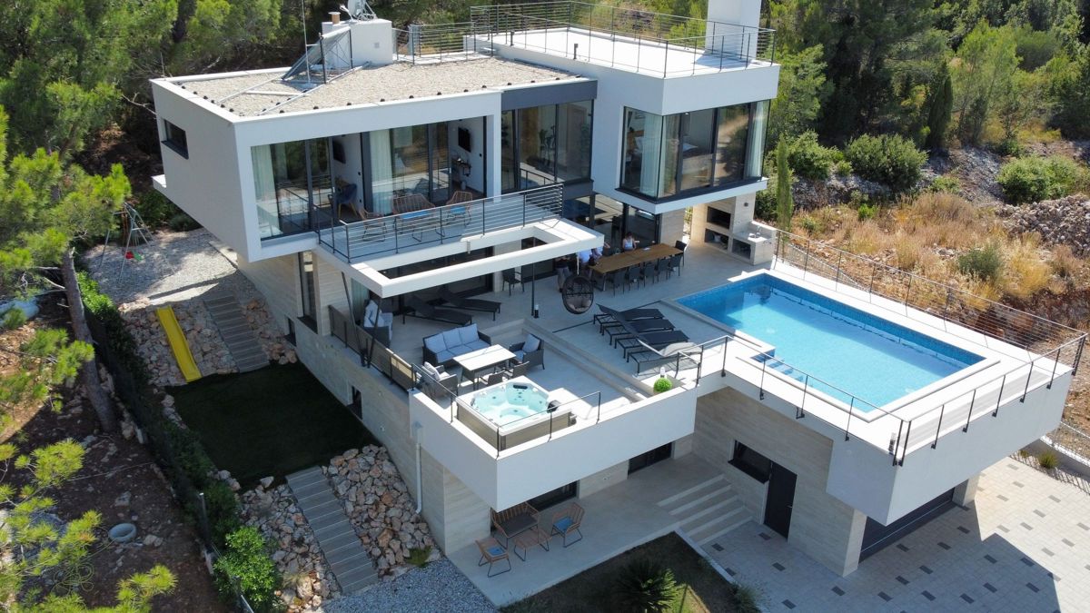 Villa moderna con piscina e vista mare
