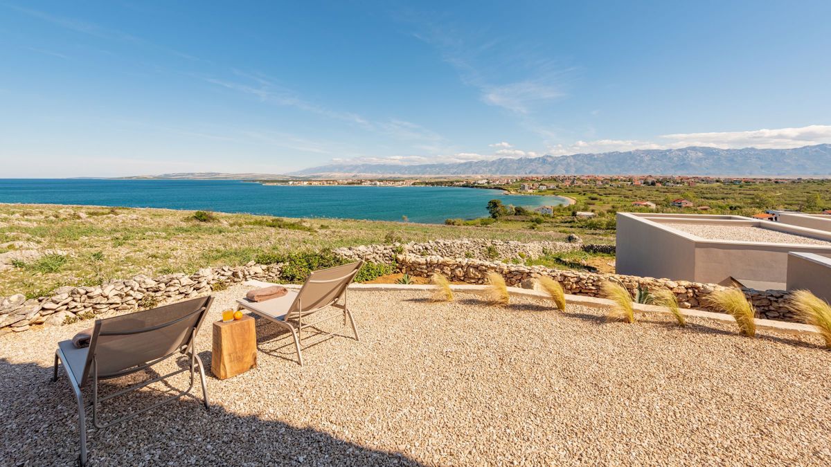 Villa con vista mare e piscina nella natura incontaminata