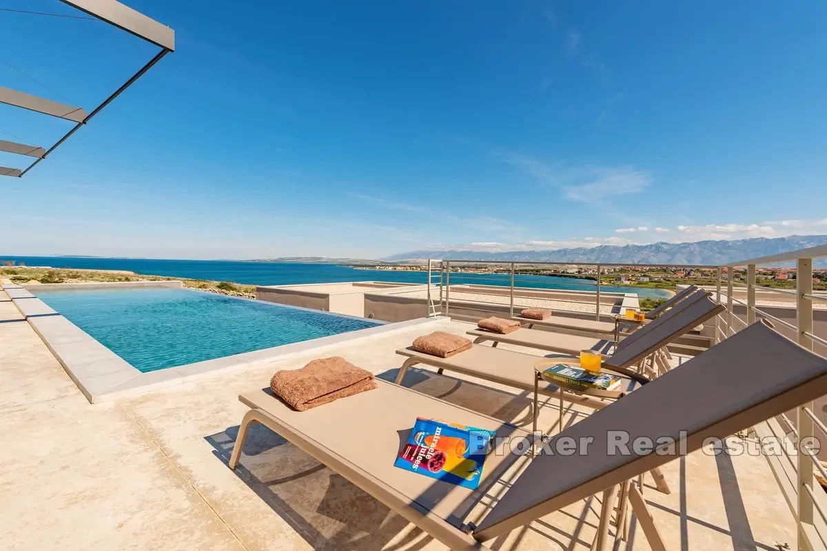 Villa con vista mare e piscina nella natura incontaminata