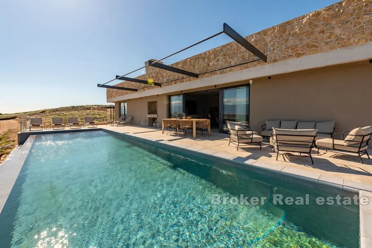 Villa con vista mare e piscina nella natura incontaminata